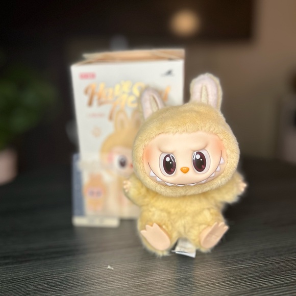 THE MONSTERS- Have a Seat Vinyl Plush - BABA - Picture 1 of 4